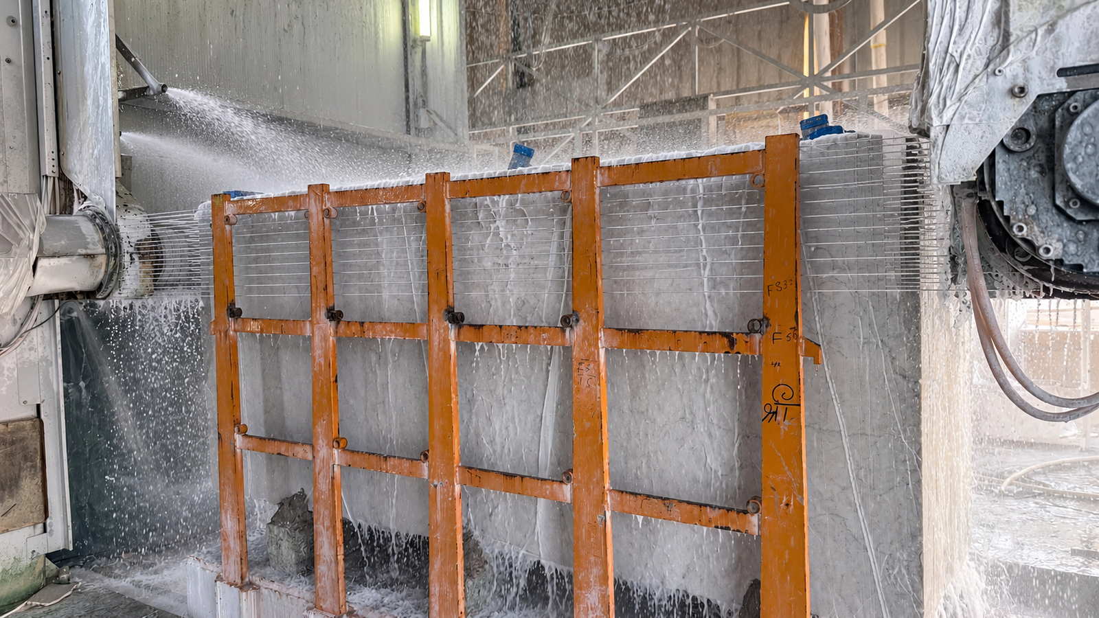 Diamond thin-wire machine cutting an Italian marble block
